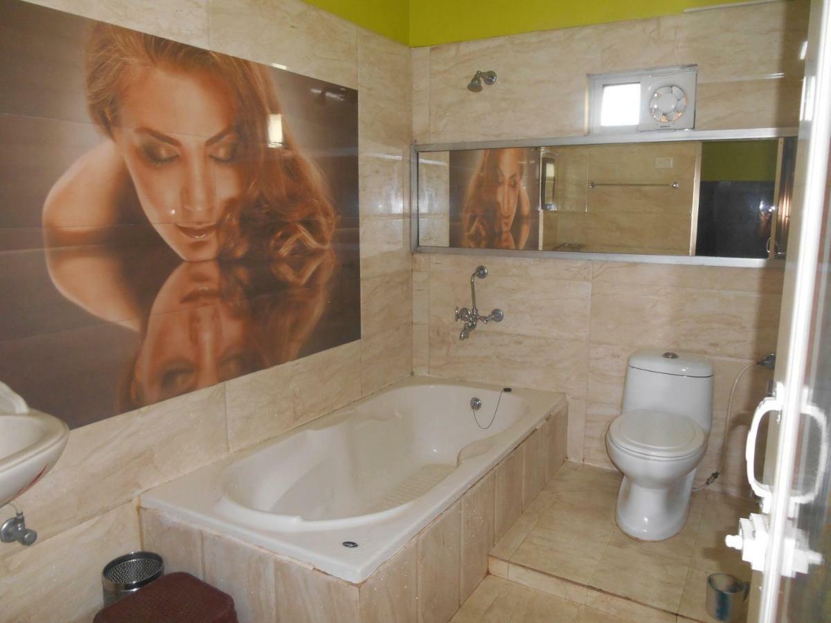 Hotel Surja Laxmi Raiganj エクステリア 写真